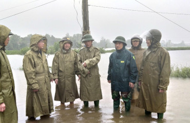 Đại tá Phạm Thanh Phương – Phó Giám đốc Công an tỉnh kiểm tra công tác phòng chống lụt bão tại huyện Thạch Hà